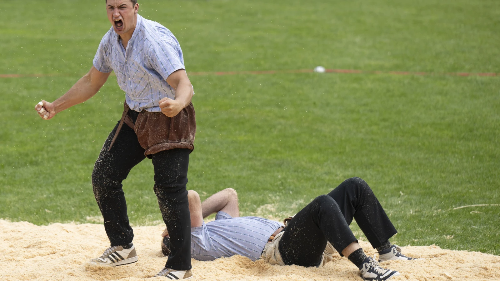 Schwingen: Werner Schlegel Sieger am Schwarzsee, © Keystone Schwingen: Werner Schlegel Sieger am Schwarzsee, © Keystone