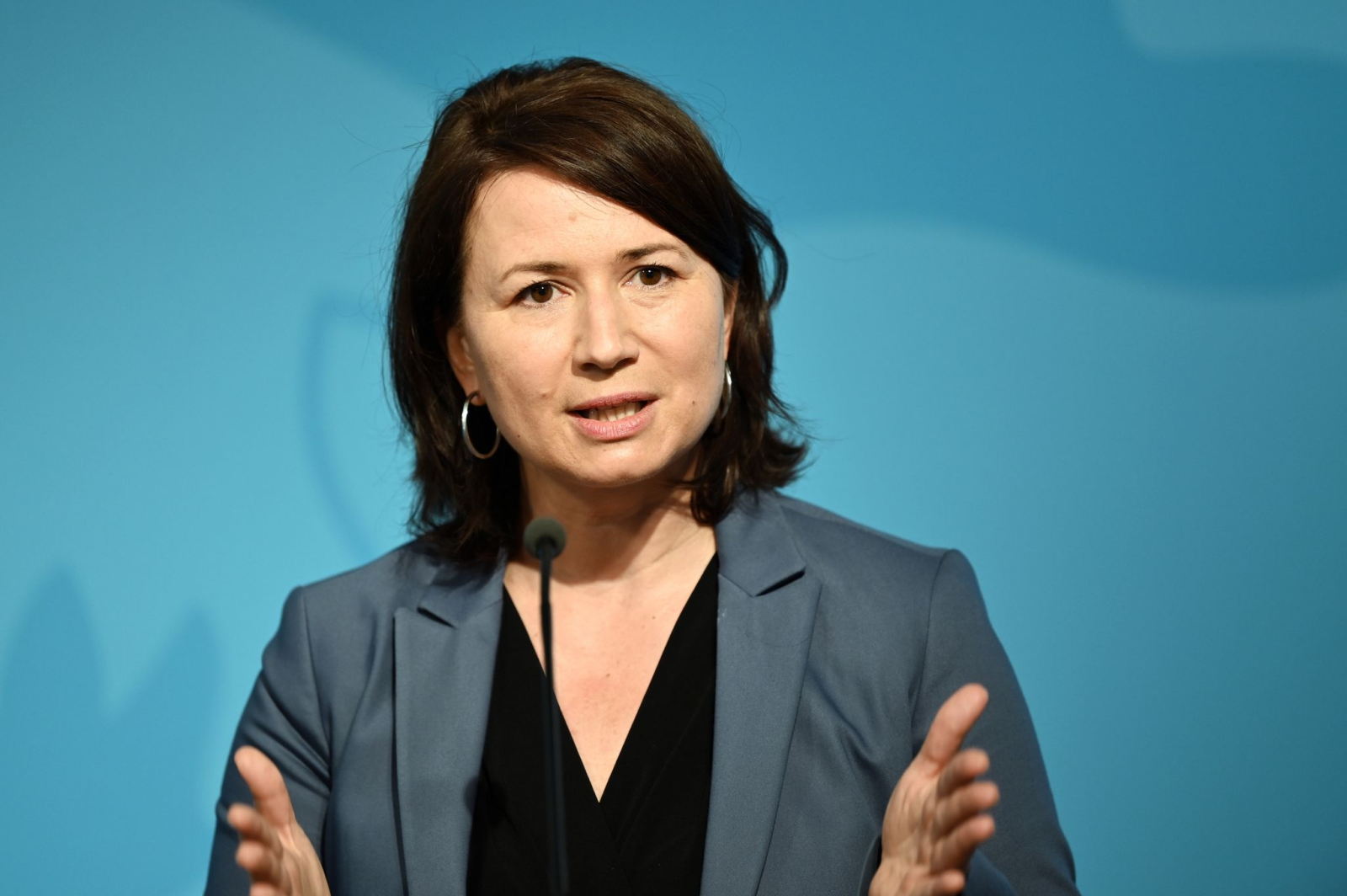 Thüringens Umweltministerin Anja Siegesmund steht nach der Kabinettsitzung am Mikrofon.