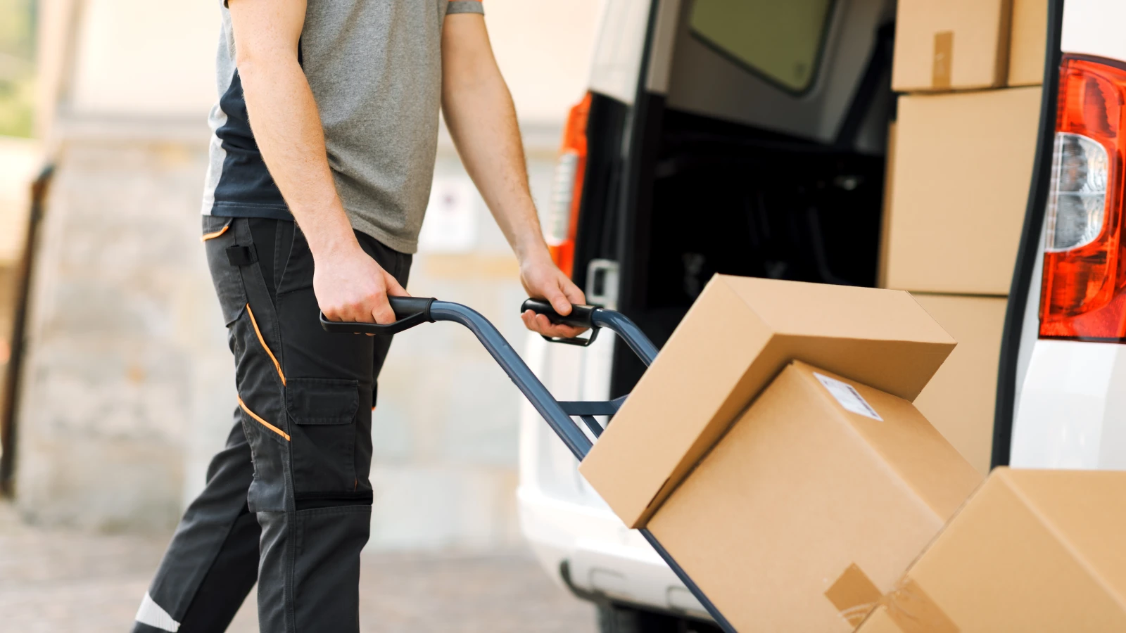 Kuzey Ren-Vestfalya’da Paket Teslimatında Şok Edici Çalışma Koşulları Ortaya Çıktı, © shutterstock Kuzey Ren-Vestfalya’da Paket Teslimatında Şok Edici Çalışma Koşulları Ortaya Çıktı, © shutterstock