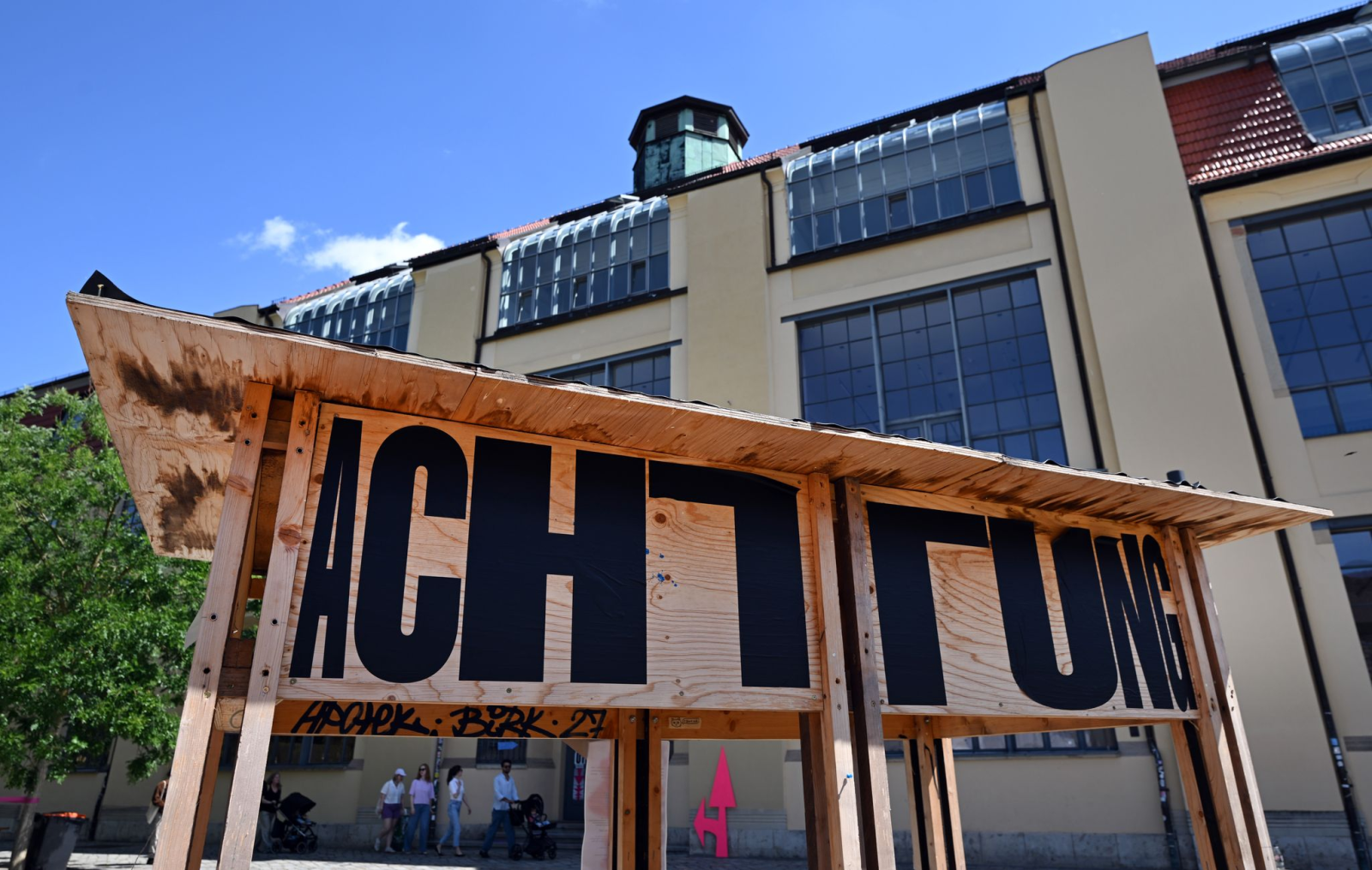 «Achtung» ist das Motto der Jahresschau "summaery 2025" der Bauhaus-Universität., © Martin Schutt/dpa