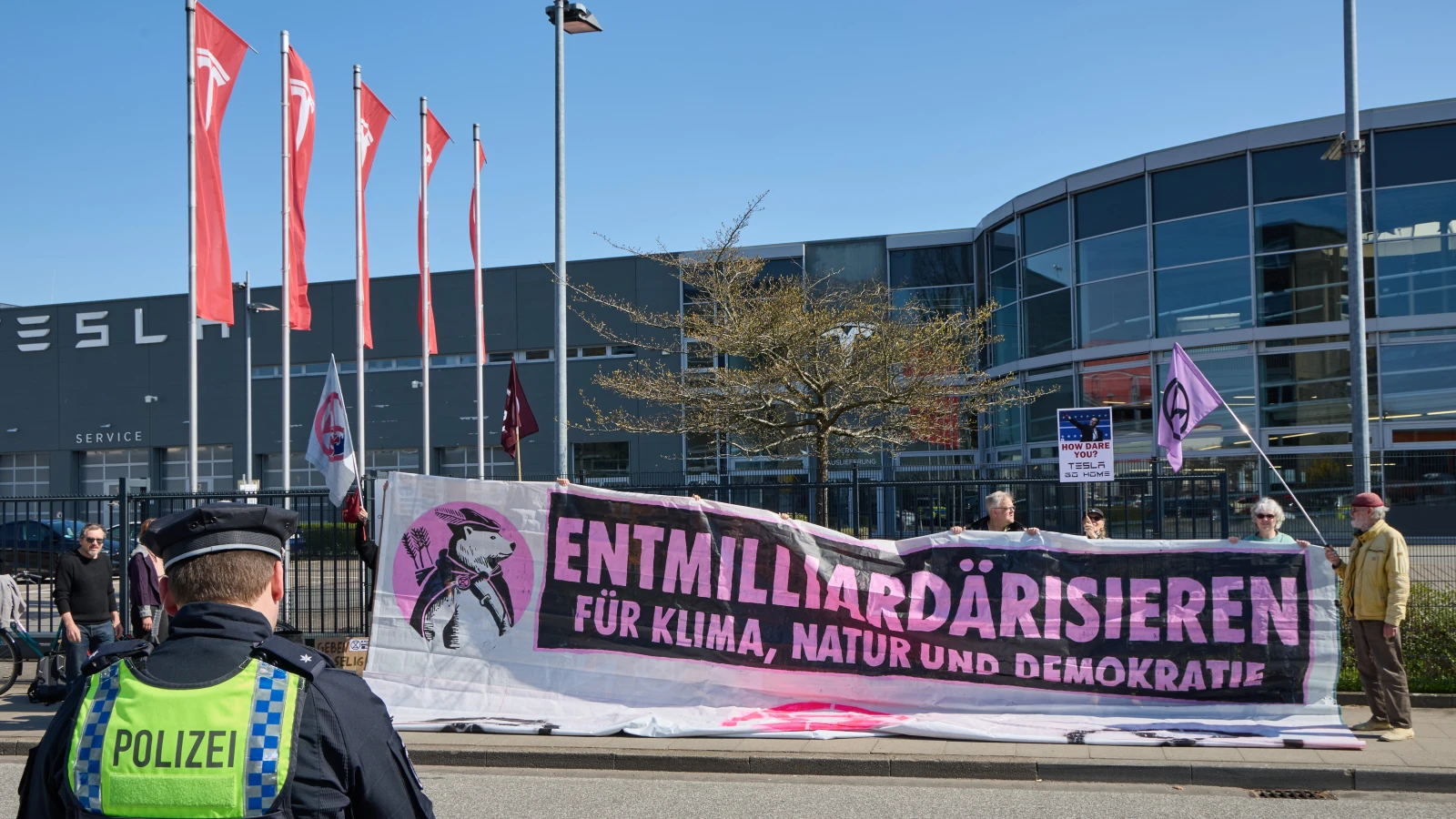 Tesla’ya Karşı Protestolar Devam Ediyor!, © dpa Tesla’ya Karşı Protestolar Devam Ediyor!, © dpa