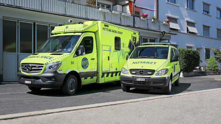 Die Sanität wird bei ihrem Einsatz angegriffen, © Rettung Basel-Stadt 