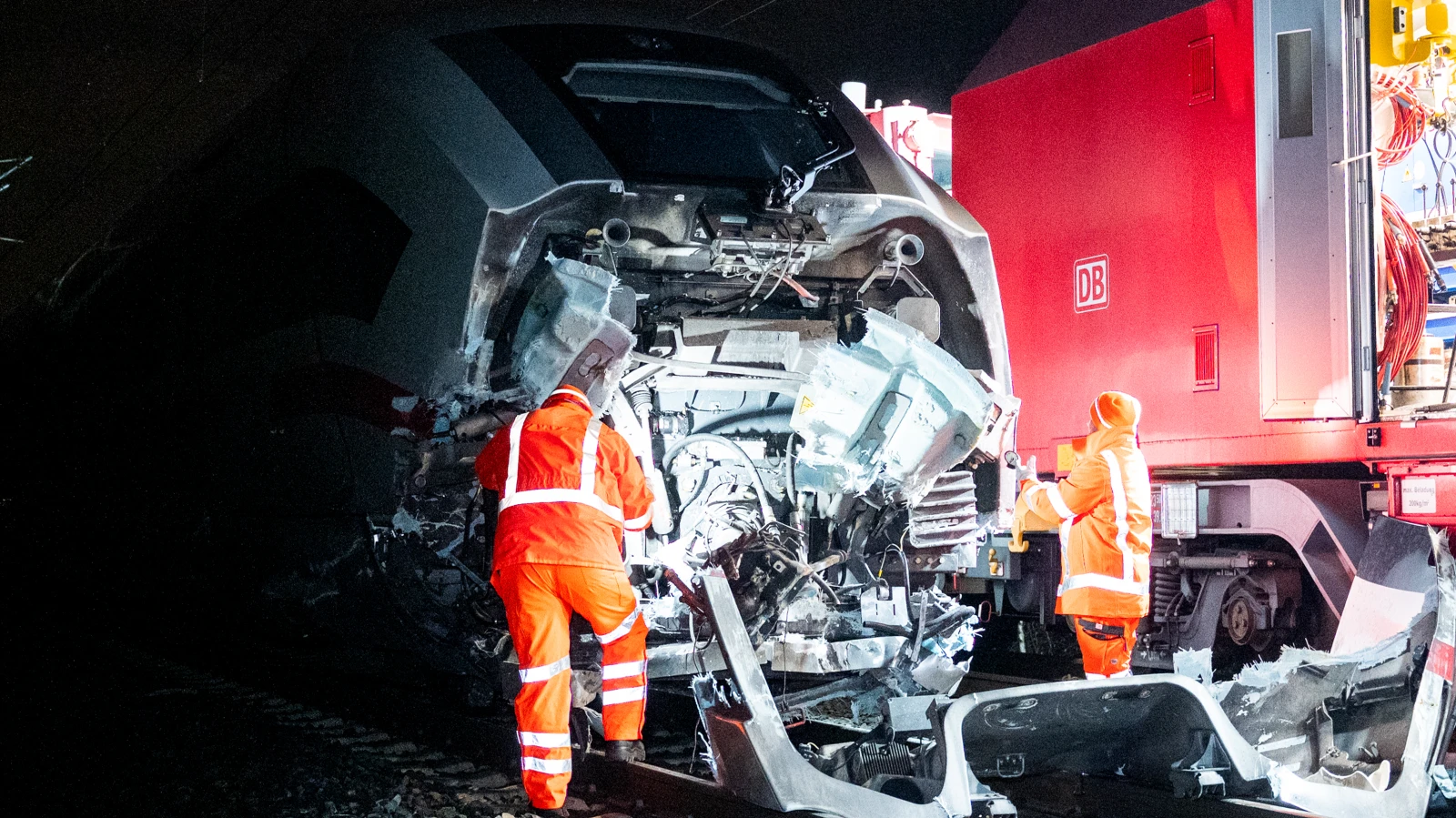 Hamburg’da ICE Kazası: Soruşturma Devam Ediyor, © Daniel Bockwoldt/dpa Hamburg’da ICE Kazası: Soruşturma Devam Ediyor, © Daniel Bockwoldt/dpa