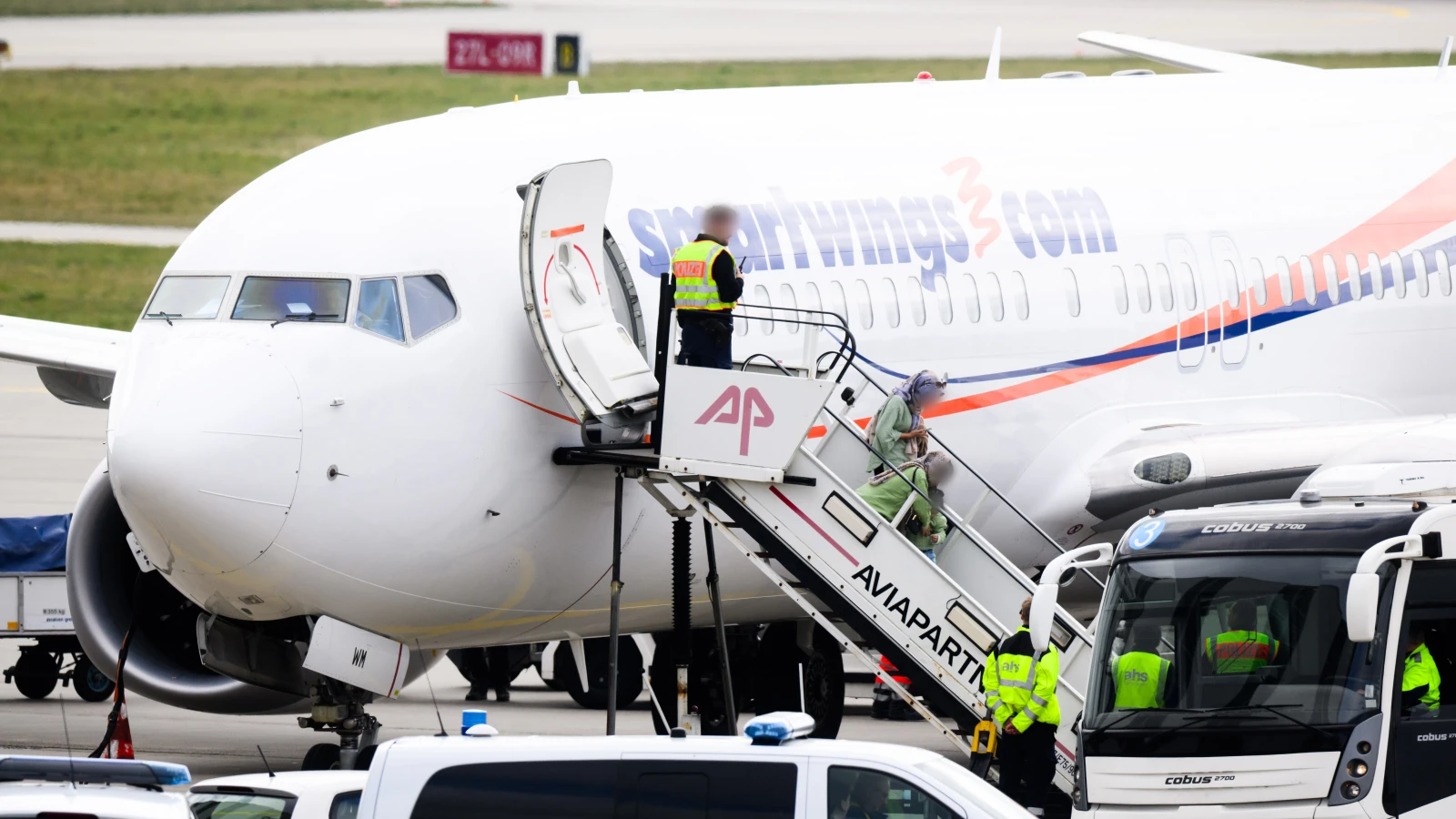 Afganistan’dan Hannover’e Yeni Tahliye Uçağı İndi: Kadınlar ve Çocuklar Ağırlıkta, © Julian Stratenschulte/dpa Afganistan’dan Hannover’e Yeni Tahliye Uçağı İndi: Kadınlar ve Çocuklar Ağırlıkta, © Julian Stratenschulte/dpa