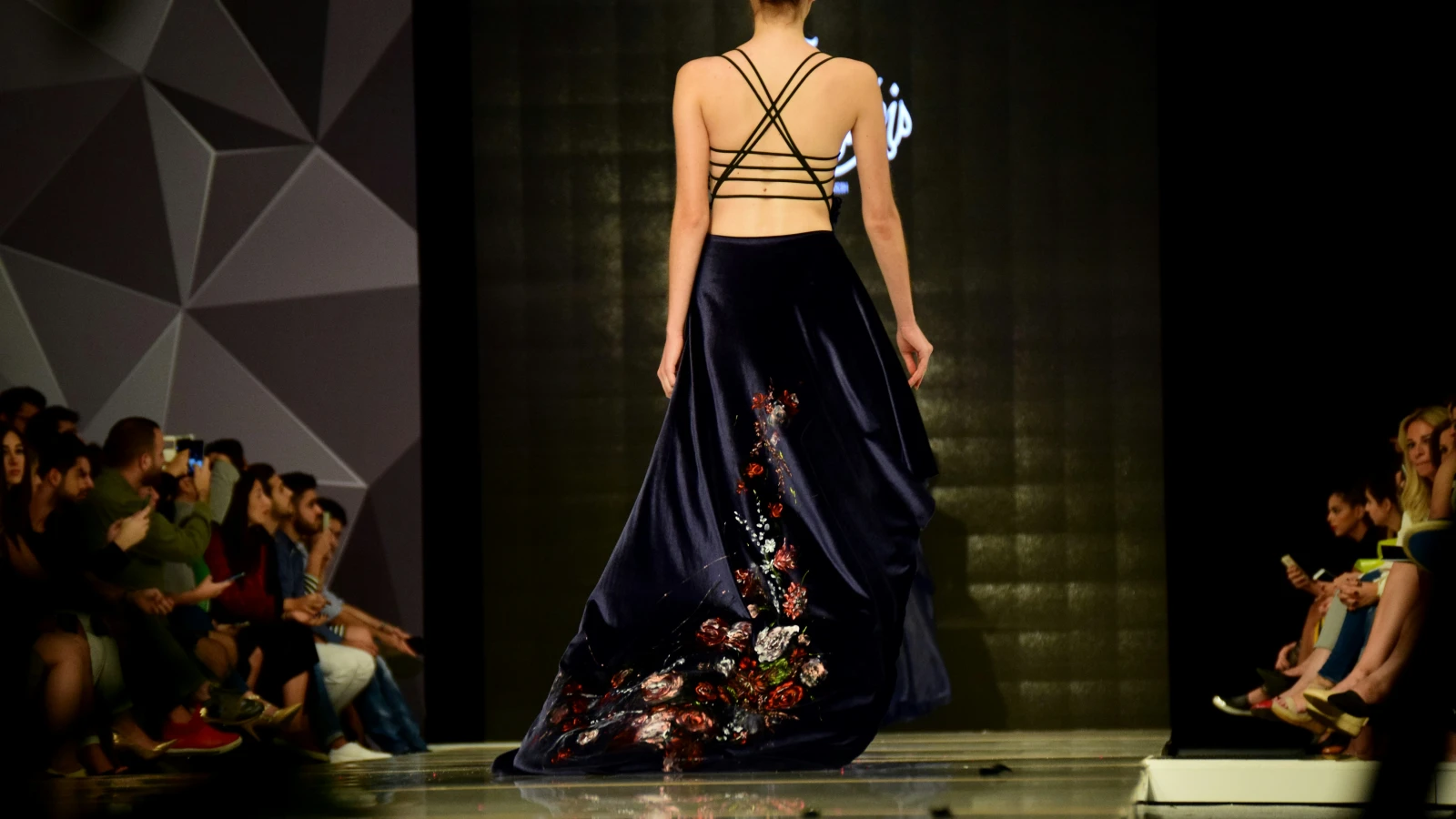 Modeschau für Luxuslabel in St. Moritzer Wald sorgt für rote Köpfe, © Unsplash/Rudy Issa Modeschau für Luxuslabel in St. Moritzer Wald sorgt für rote Köpfe, © Unsplash/Rudy Issa