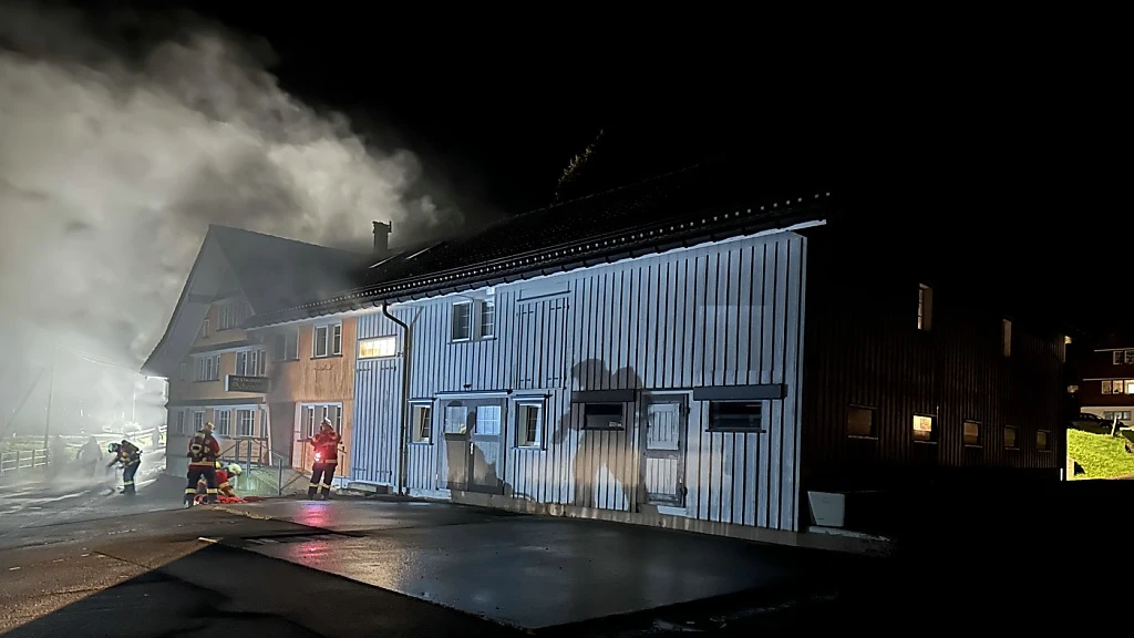 Leerstehendes Restaurant geht in Urnäsch AR in Flammen auf, © Keystone/SDA Leerstehendes Restaurant geht in Urnäsch AR in Flammen auf, © Keystone/SDA