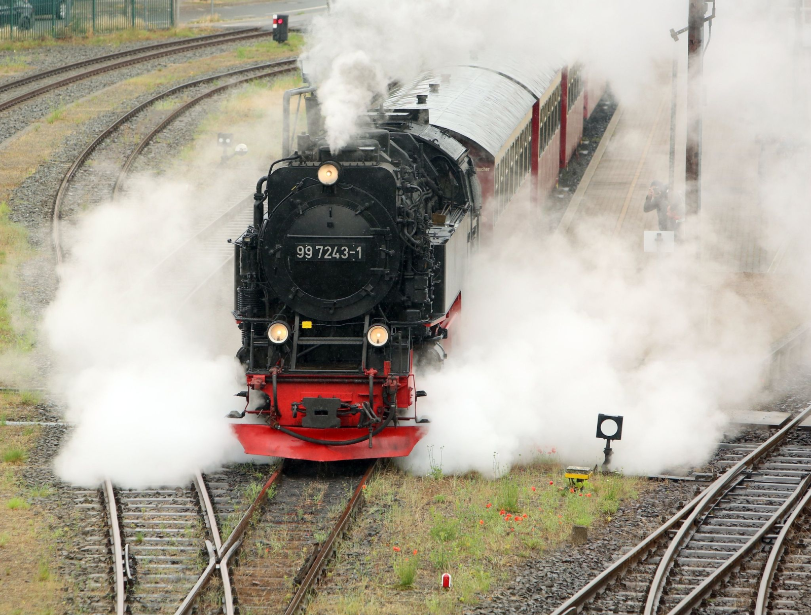 Ein Zug der Harzer Schmalspurbahnen GmbH (HSB) fährt Richtung Brocken.