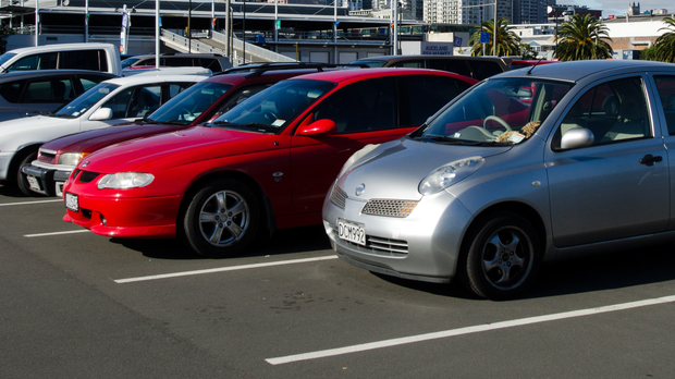 Berlin merkezinde araç park yeri bulmak çok zor!, © shutterstock