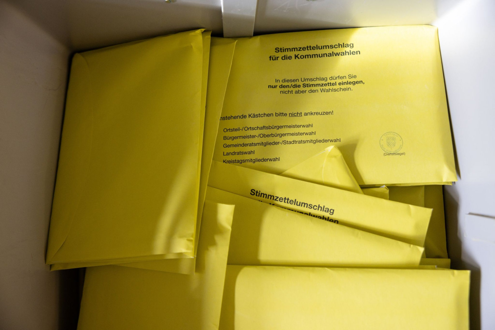 Briefwahlumschläge für die Kommunalwahl liegen im Rathaus Hildburghausen zur Auszählung bereit., © Michael Reichel/dpa