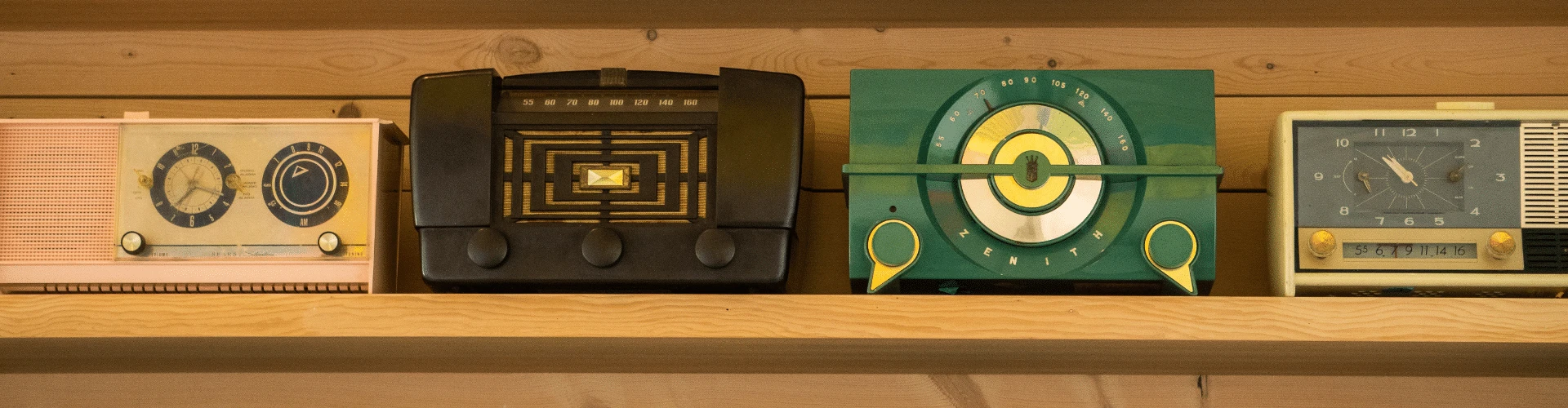 4 radios auf Regal, © shutterstock 4 radios auf Regal, © shutterstock