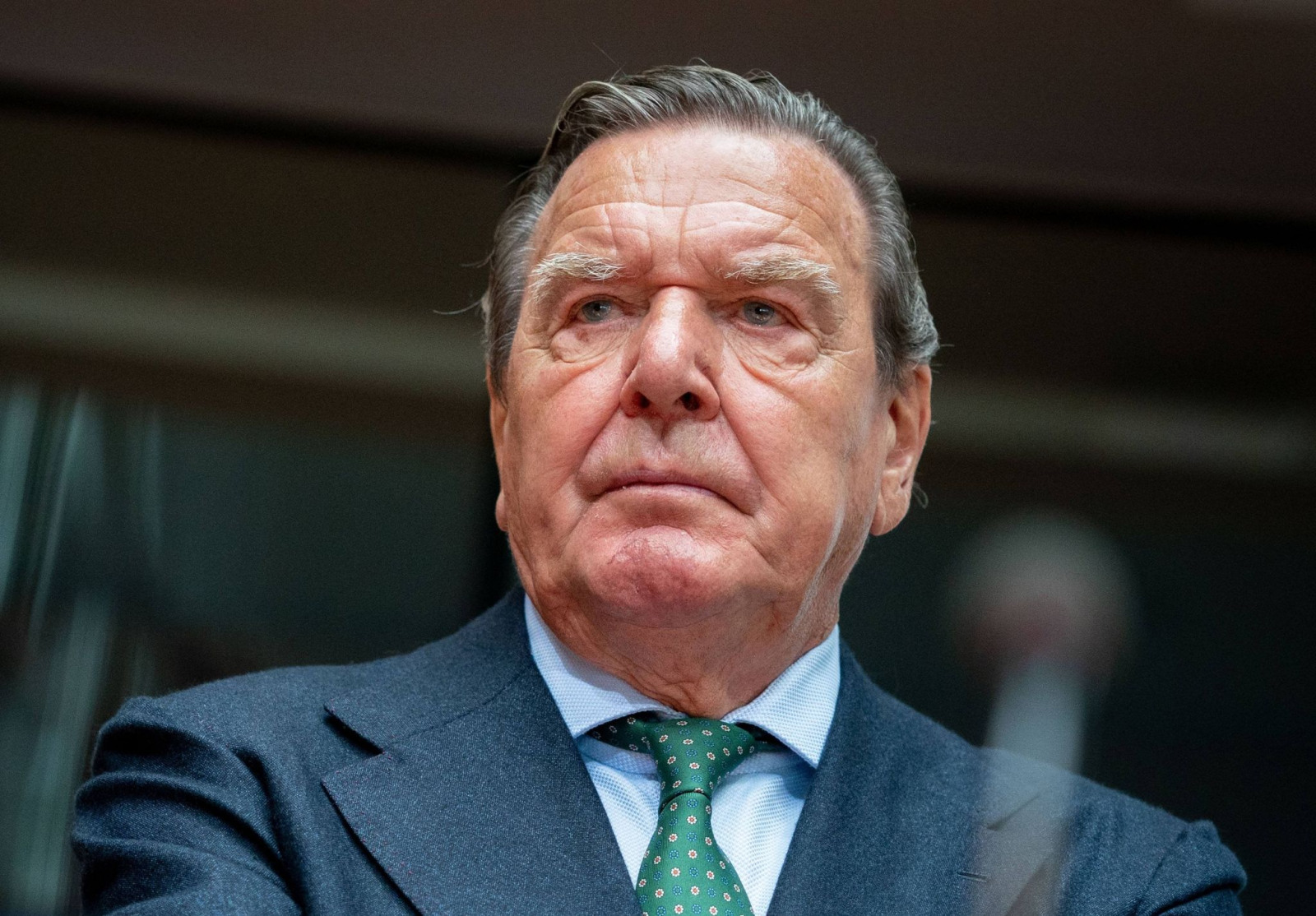Gerhard Schröder, ehemaliger Bundeskanzler, schaut in die Ferne.