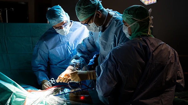 Millimeterarbeit unter Druck: Operationen im Fokus, © Kantonsspital Baselland Millimeterarbeit unter Druck: Operationen im Fokus, © Kantonsspital Baselland