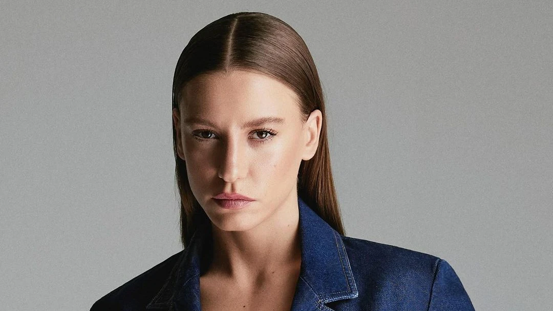 Ünlü Oyuncu Serenay Sarıkaya, Mert Demir'in "Ateşe Düştüm" Şarkısında Sürpriz Vokal Performansı Sergiledi!, © Serenay Sarıkaya ınstagram hesabı Ünlü Oyuncu Serenay Sarıkaya, Mert Demir'in "Ateşe Düştüm" Şarkısında Sürpriz Vokal Performansı Sergiledi!, © Serenay Sarıkaya ınstagram hesabı