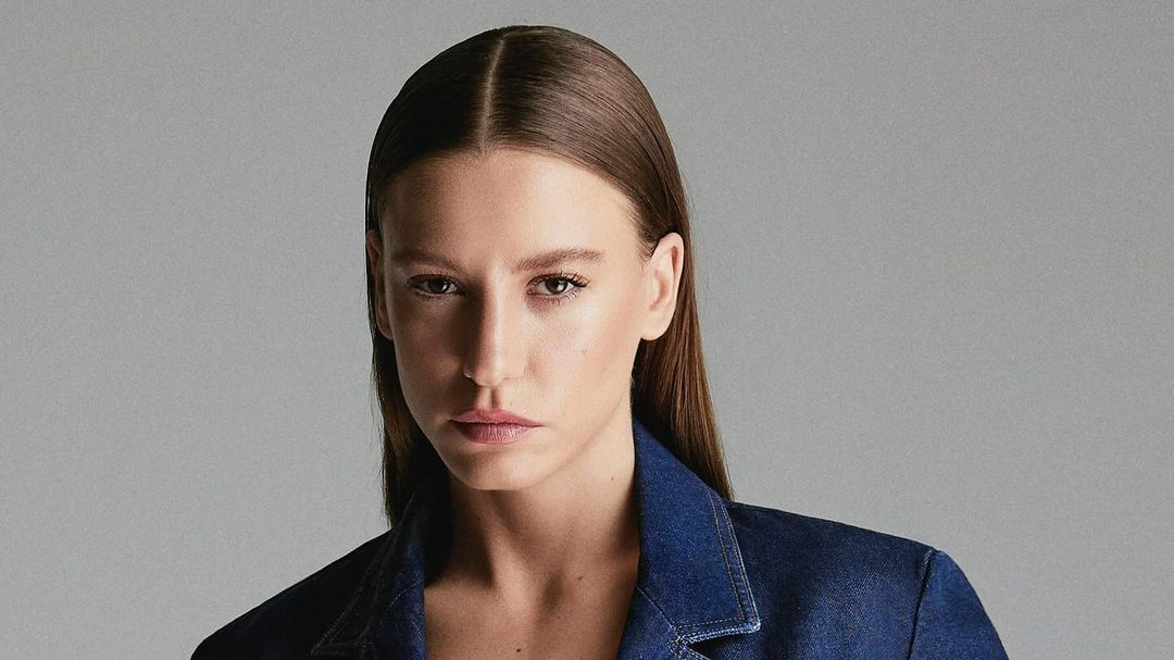  Ünlü Oyuncu Serenay Sarıkaya, Mert Demir'in "Ateşe Düştüm" Şarkısında Sürpriz Vokal Performansı Sergiledi!, © Serenay Sarıkaya ınstagram hesabı