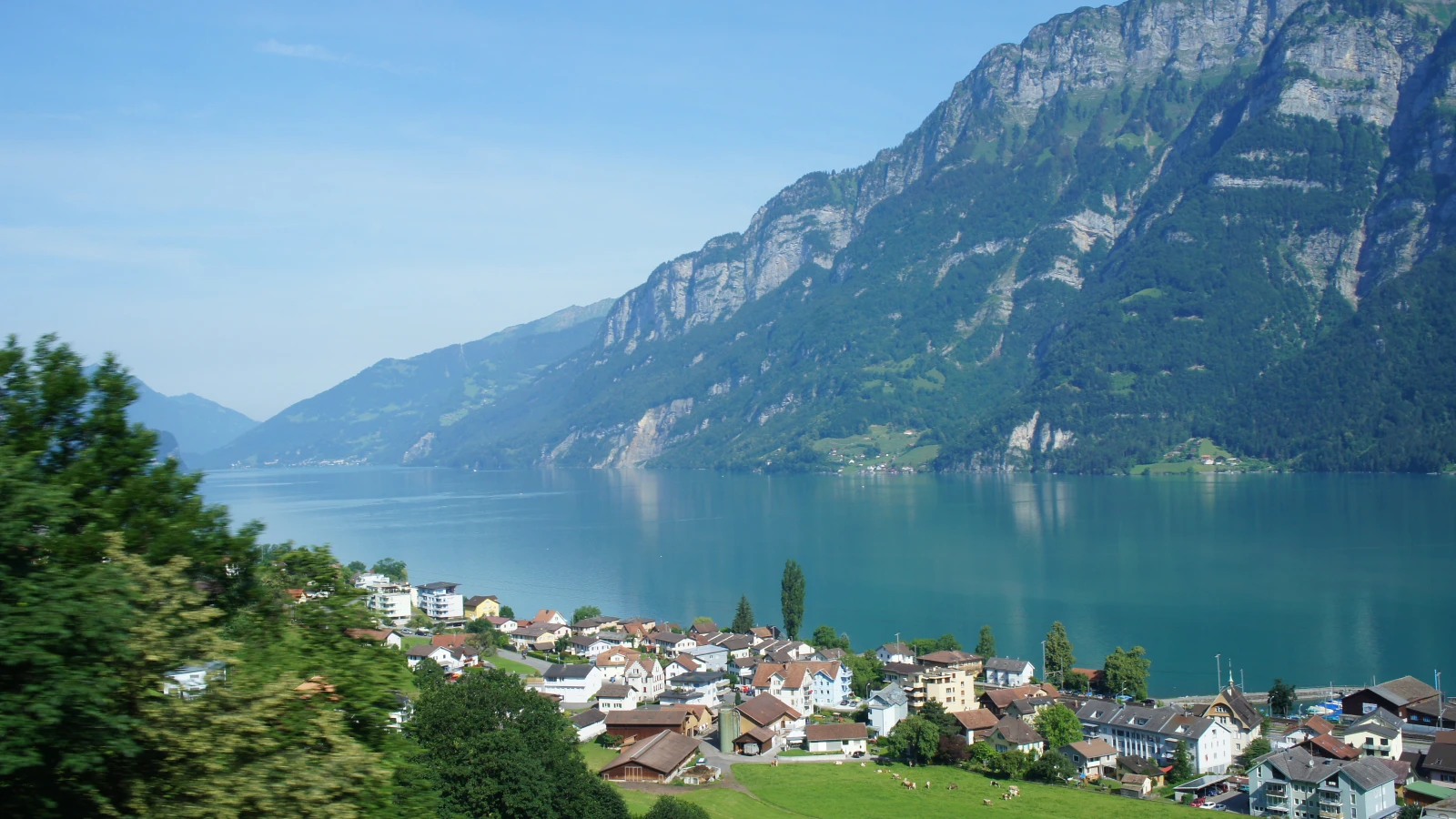 In der Schweiz gibt es 162 Gemeinden weniger als vor zehn Jahren, © Depositfoto / Symbolbild Schweizer Gemeinde am Walensee In der Schweiz gibt es 162 Gemeinden weniger als vor zehn Jahren, © Depositfoto / Symbolbild Schweizer Gemeinde am Walensee