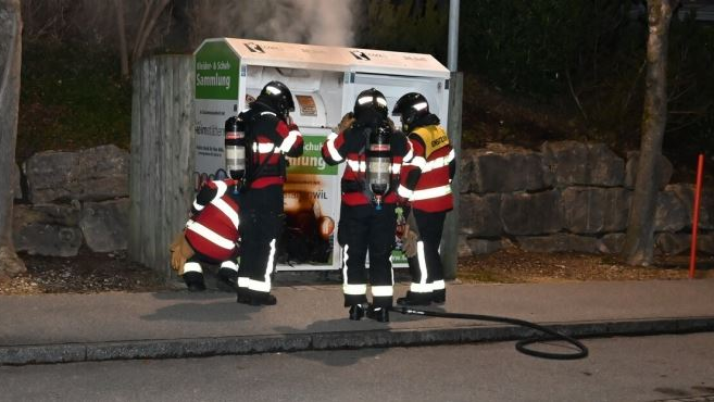 Feuerwerkskörper in Altkleider-Container geworfen, © Kantonspolizei St. Gallen 