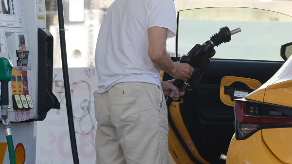 🎧 Hükümete Çağrı 'Acil Spritpreisbremse' Uygulansın, © Harald Schneider/APA/dpa