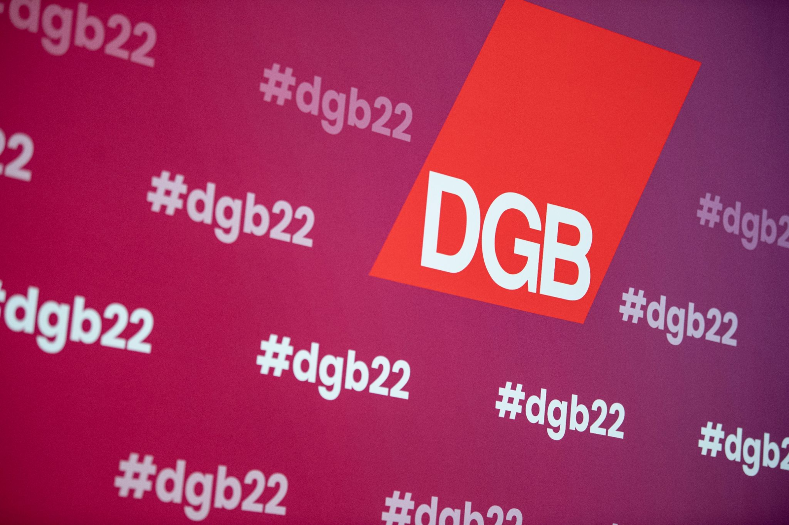 Das Logo des Deutschen Gewerkschaftsbunds (DGB) bei einem DGB-Bundeskongress.