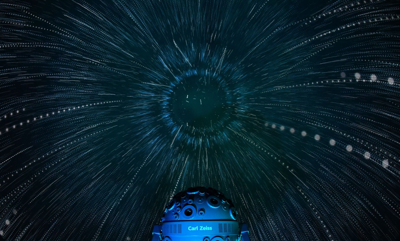 Das Zeiss-Planetarium in Jena ermöglicht auch Verliebten einen Blick in die Sterne. (Archivbild) , © Martin Schutt/dpa