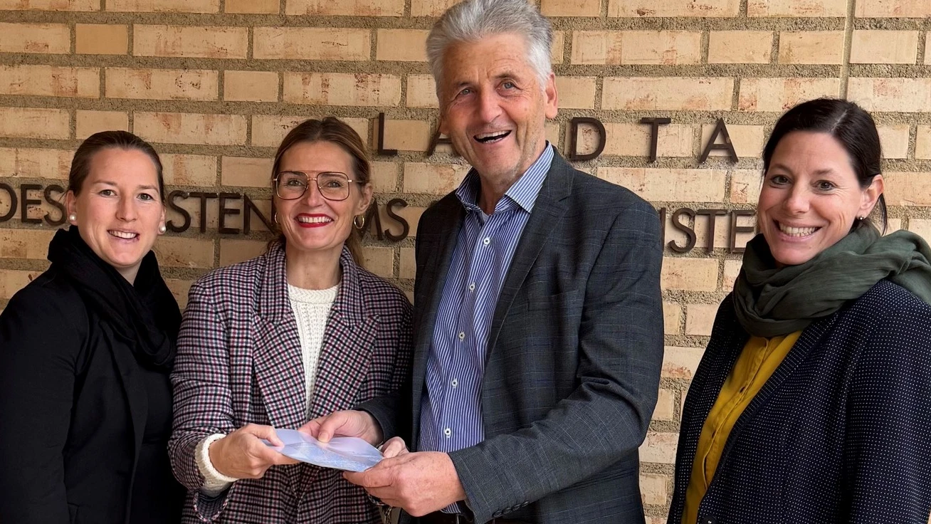 Übergabe "Motion Schule und Betreuung aus einer Hand" , © Fortschrittliche Bürgerpartei Übergabe "Motion Schule und Betreuung aus einer Hand" , © Fortschrittliche Bürgerpartei