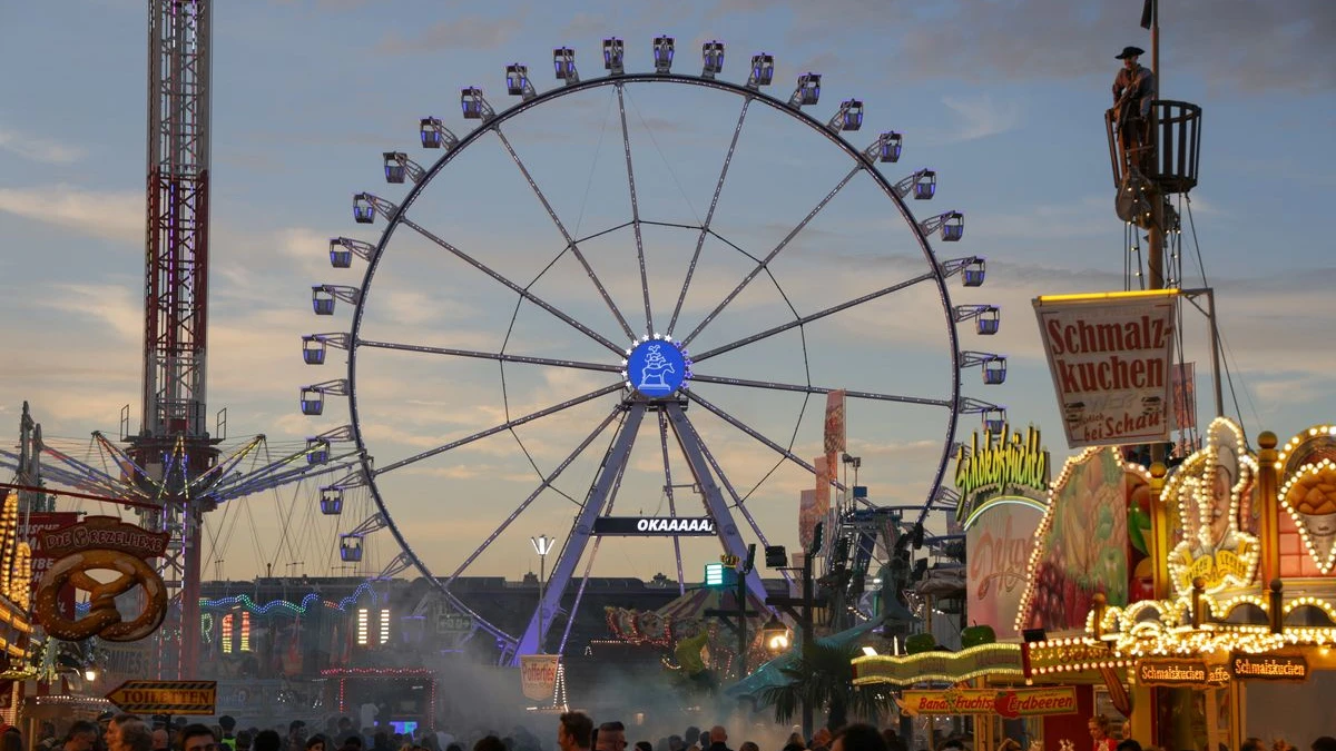 Bremen’de 990. Freimarkt: Yeni Lunaparklar, Özel Hatıra Pin’i ve “Werder Günü”, © Focke Strangmann/dpa Bremen’de 990. Freimarkt: Yeni Lunaparklar, Özel Hatıra Pin’i ve “Werder Günü”, © Focke Strangmann/dpa