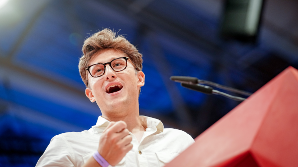 Juso Başkanı Türmer: “Başbakan Merz biraz da ‘Haftbefehl’ dinlemeli”, © Kay Nietfeld/dpa