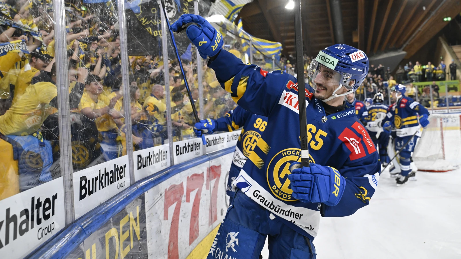 HC Davos furios zur 2:0-Führung, © KEYSTONE GIAN EHRENZELLER HC Davos furios zur 2:0-Führung, © KEYSTONE GIAN EHRENZELLER