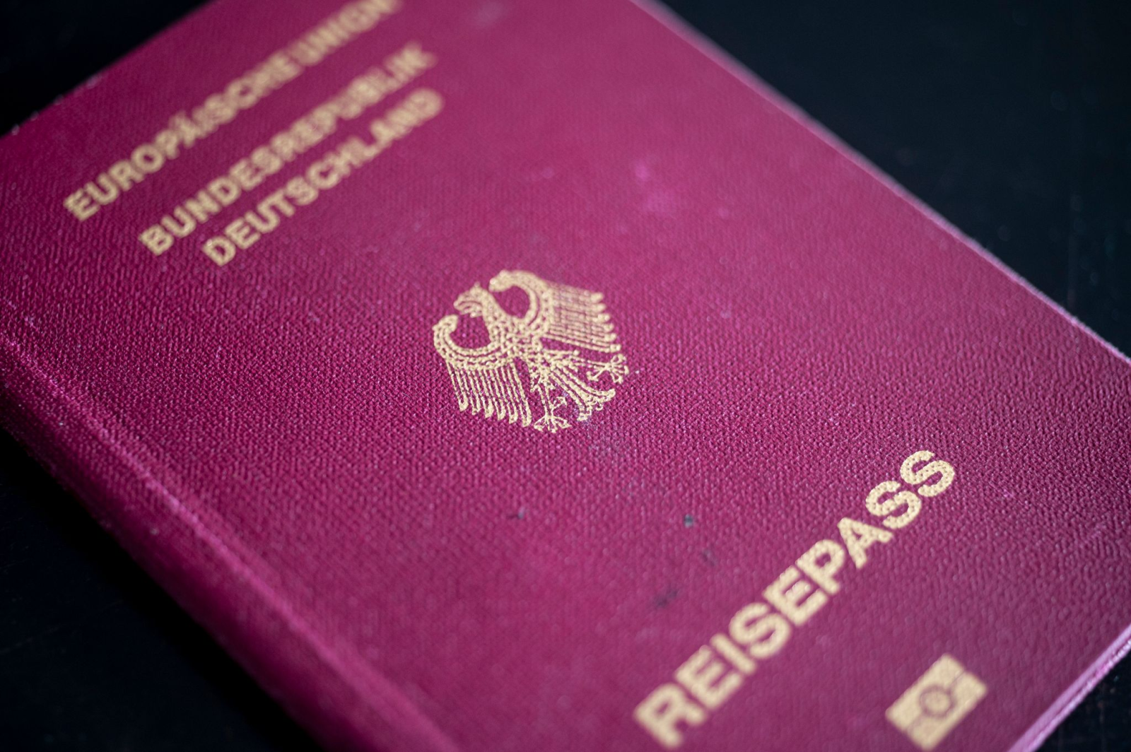 Ein Deutscher Reisepass liegt auf einem Tisch.