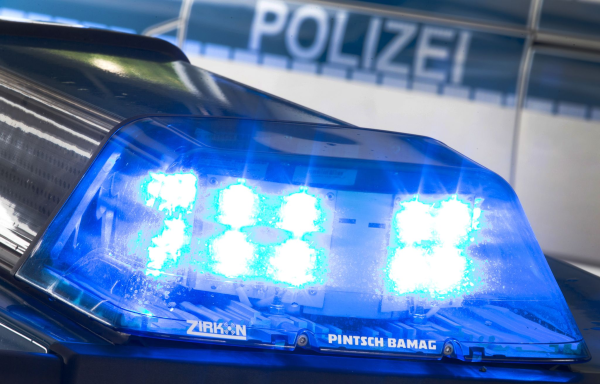 Ein geklautes Auto, in dem mindestens elf Personen saßen, hielt in der Nacht zu Dienstag die Erfurter Polizei in Atem. Die Verfolgungsjagd mit dem 16-jährigen Fahrer endete in einem Fußballtor. (Symbolbild), © Friso Gentsch/dpa