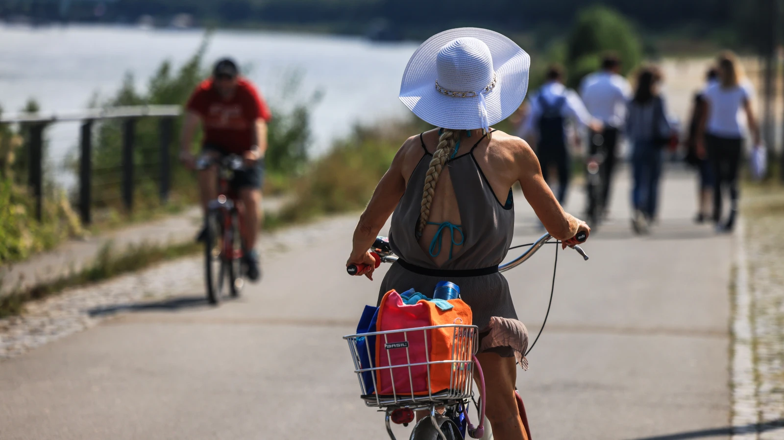 NRW’de Güneşli Günler Başladı: 1 Mayıs'ta 27 Derece Bekleniyor, © Oliver Berg/dpa NRW’de Güneşli Günler Başladı: 1 Mayıs'ta 27 Derece Bekleniyor, © Oliver Berg/dpa