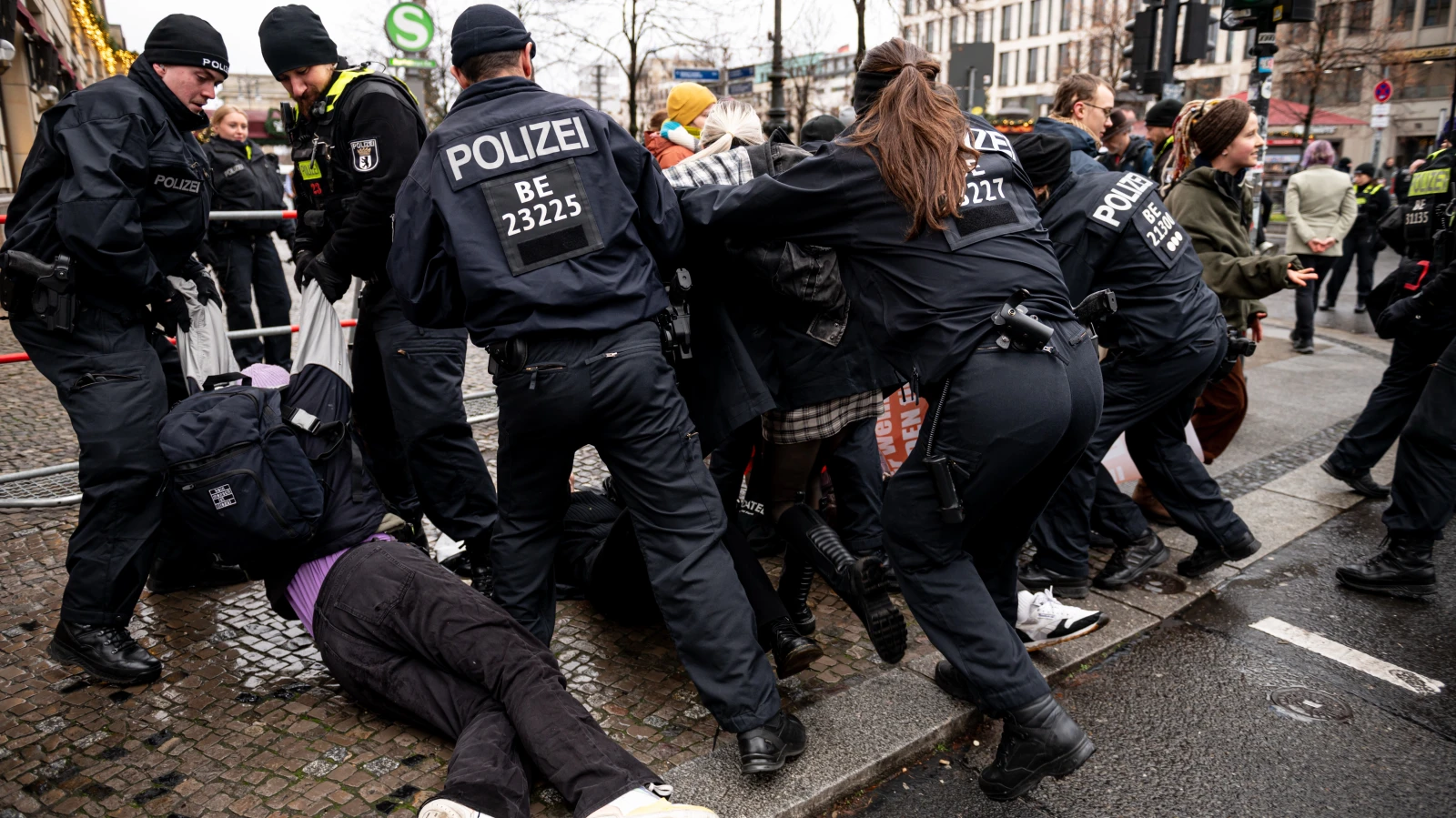Berlin’de Sıvı Gaz Zirvesi Protestolarında 150 Soruşturma Başlatıldı!, © dpa Berlin’de Sıvı Gaz Zirvesi Protestolarında 150 Soruşturma Başlatıldı!, © dpa