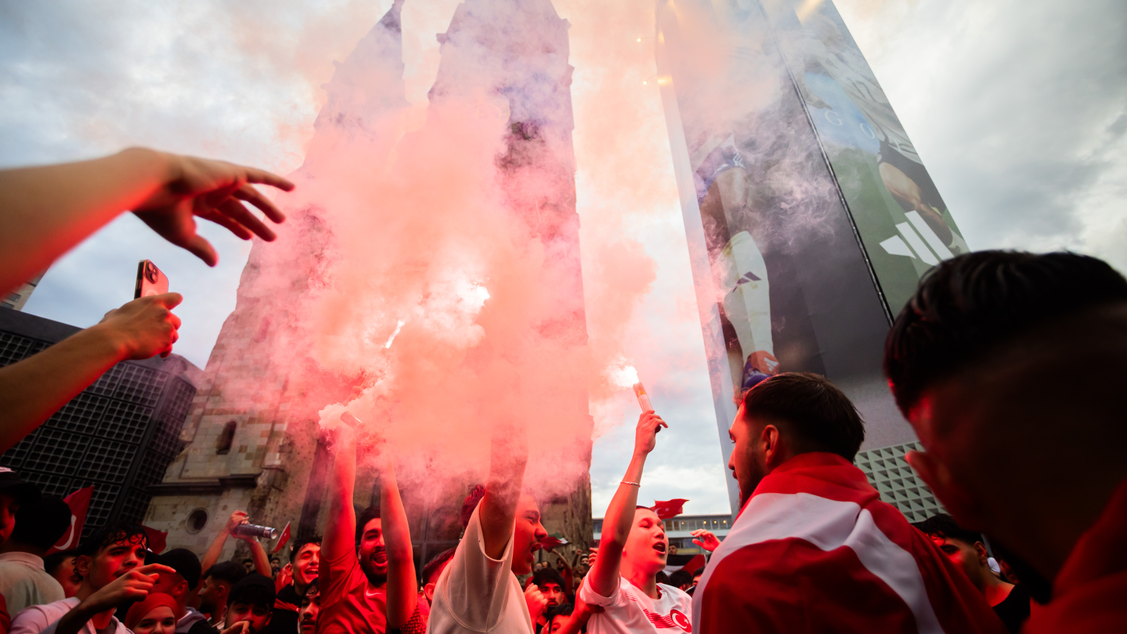 Kudamm Türk taraftarlarla doldu taştı!, © dpa