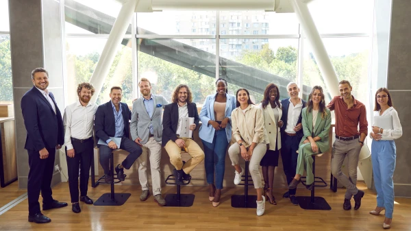 Mehrere Menschen in einer Reihe, © Shutterstock Mehrere Menschen in einer Reihe, © Shutterstock