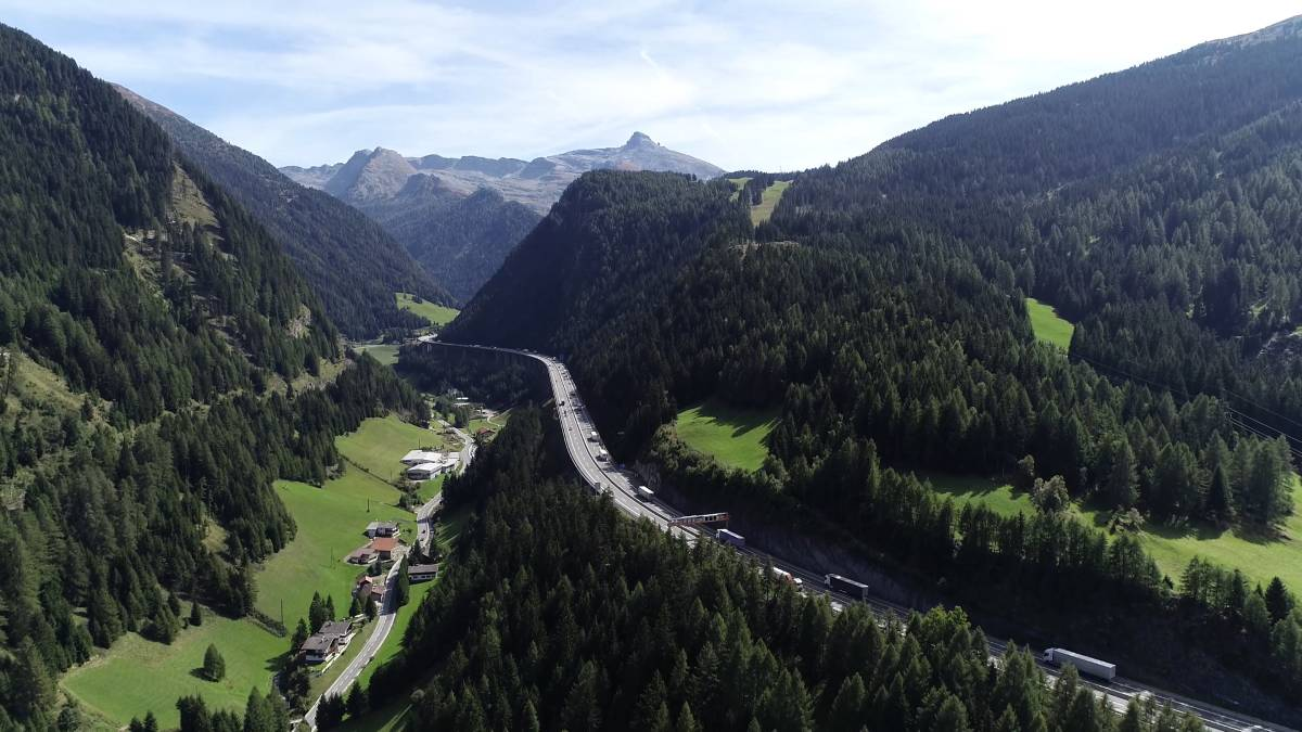 Hier wirds eng: Feiertag sorgt für höheres Verkehrsaufkommen, © Foto: GLF Media / Shutterstock