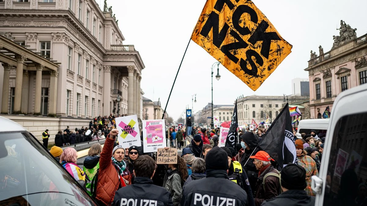 Karşıt Protestocular Neonazilerin Yürüyüşünü Engelledi!, © dpa Karşıt Protestocular Neonazilerin Yürüyüşünü Engelledi!, © dpa