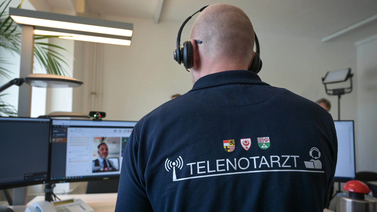 Rheinland-Pfalz İçişleri Bakanlığı'na göre, Telenotärzte sistemi mevcut acil sağlık hizmetlerini tamamlayıcı bir unsur olarak devreye giriyor. , © dpa Rheinland-Pfalz İçişleri Bakanlığı'na göre, Telenotärzte sistemi mevcut acil sağlık hizmetlerini tamamlayıcı bir unsur olarak devreye giriyor. , © dpa