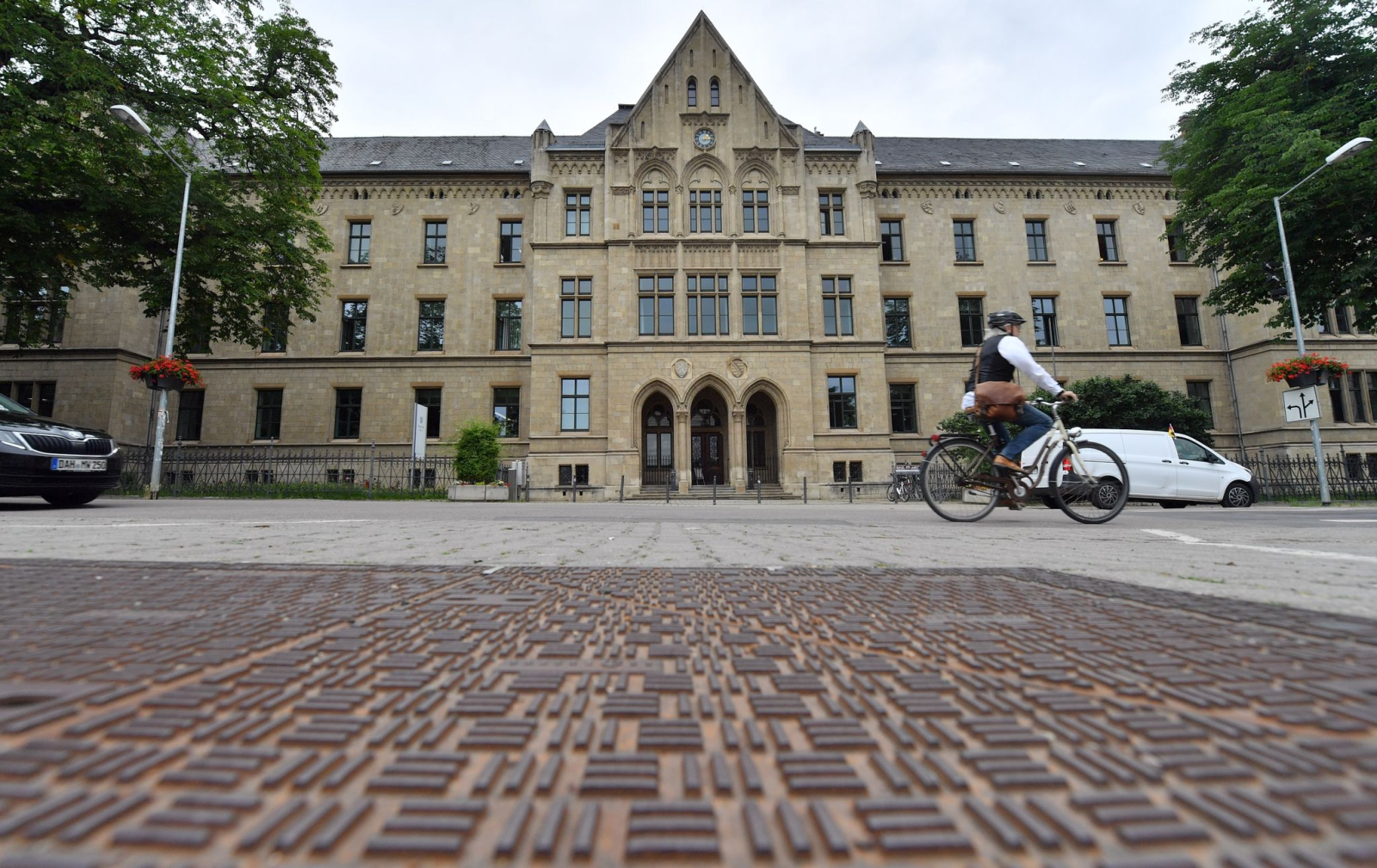 Blick auf das Gebäude des Landgerichts am Domplatz.