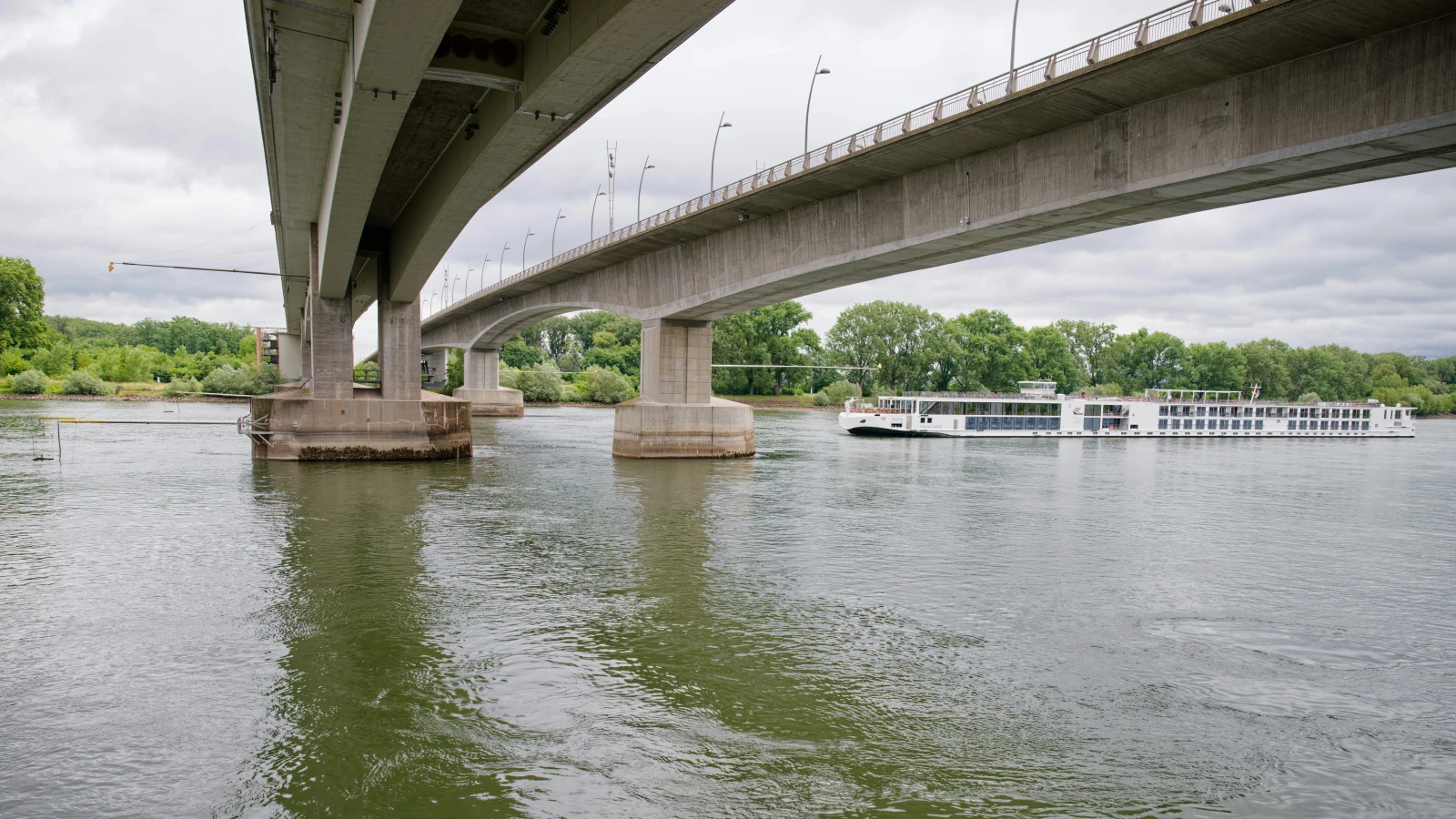 Rhein’de Görünmeyen Tehdit: Rheinland-Pfalz’ta Yeni Çalışma Su Kalitesini Koruyacak, © Uwe Anspach/dpa Rhein’de Görünmeyen Tehdit: Rheinland-Pfalz’ta Yeni Çalışma Su Kalitesini Koruyacak, © Uwe Anspach/dpa