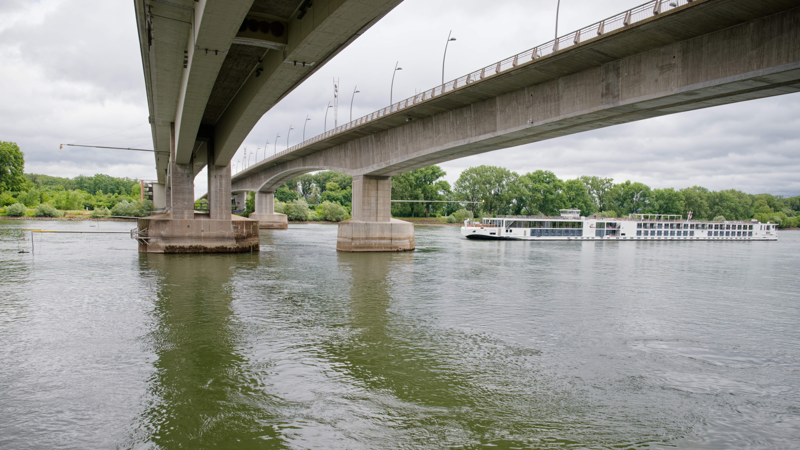 Rhein’de Görünmeyen Tehdit: Rheinland-Pfalz’ta Yeni Çalışma Su Kalitesini Koruyacak, © Uwe Anspach/dpa