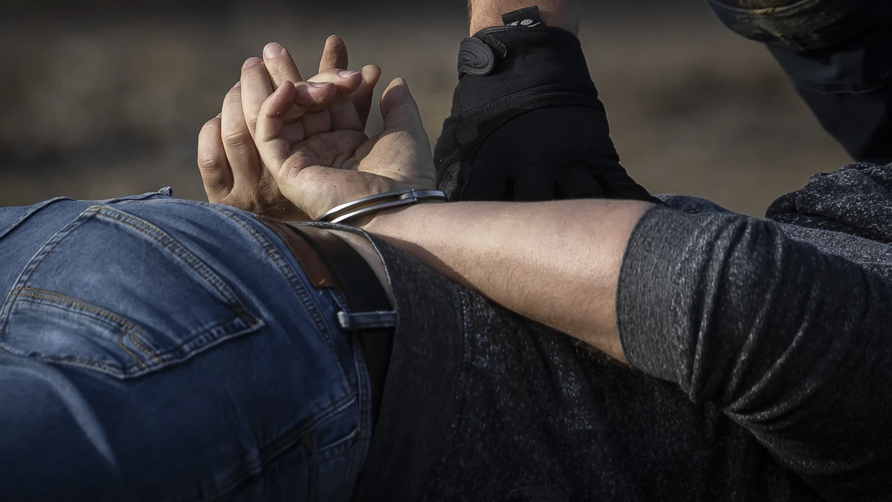 Die Zürcher Stadtpolizei hat vier Männer wegen gefährlicher Fahrmanöver verhaftet., © Keystone-SDA Die Zürcher Stadtpolizei hat vier Männer wegen gefährlicher Fahrmanöver verhaftet., © Keystone-SDA