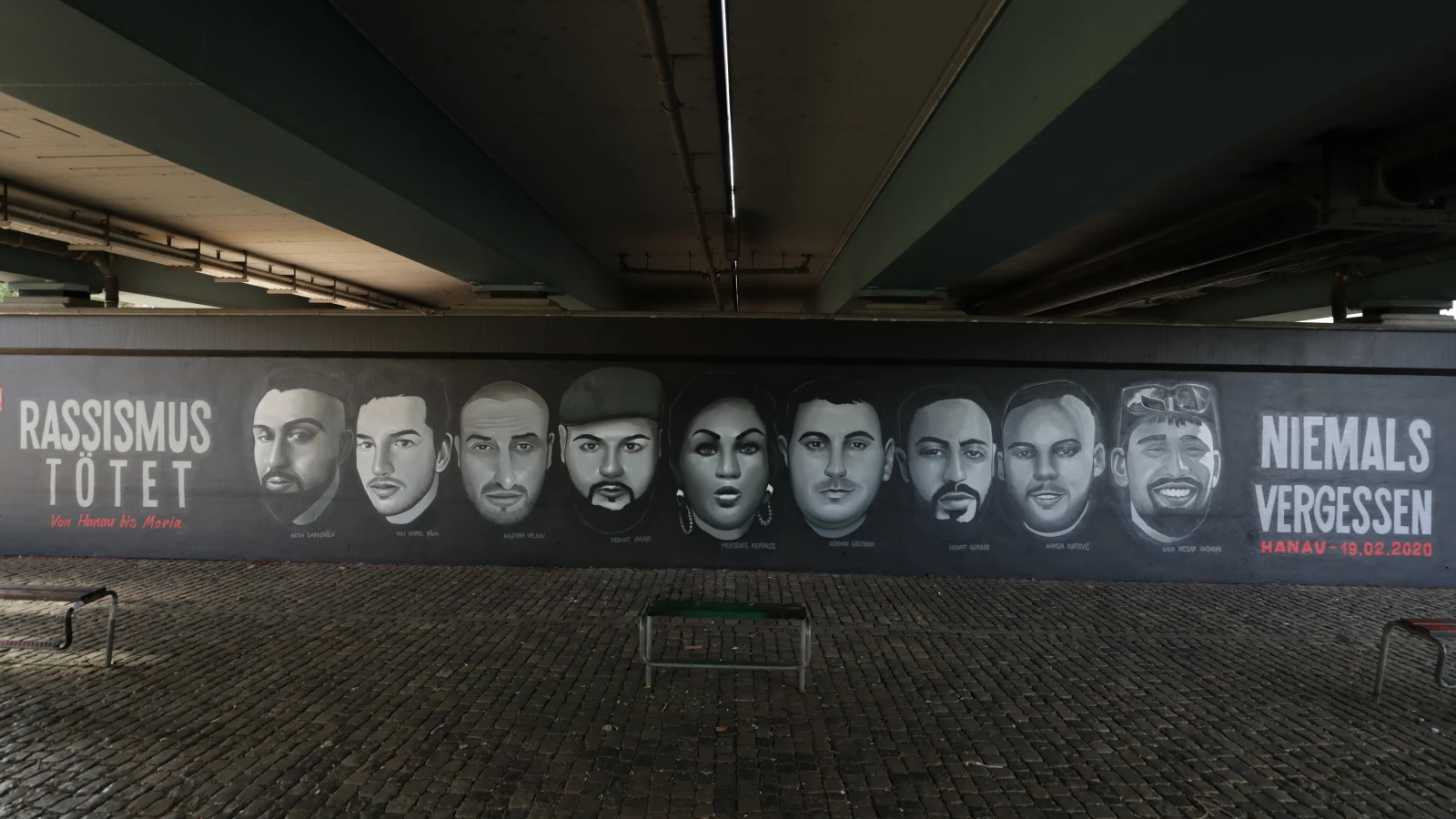 "Künstlerkollektiv ohne Nahmen" (isimsiz sanatçı kolektifi) tarafından Frankfurt am Main'daki Friedensbrücke'nin altına yapılan anıt resim, 19 Şubat 2020'de Hanau'da gerçekleşen ırkçı cinayet saldırısının kurbanlarını anıyor. Hafta sonu saygısızlığa uğrayan anıt Pazar günü restore edilecek. Fotoğraf, saygısızlıktan önceki grafitiyi göstermektedir., © Hanau, 19.Februar-Friedensbrücke Frankfurt (Copyright: N.N.) "Künstlerkollektiv ohne Nahmen" (isimsiz sanatçı kolektifi) tarafından Frankfurt am Main'daki Friedensbrücke'nin altına yapılan anıt resim, 19 Şubat 2020'de Hanau'da gerçekleşen ırkçı cinayet saldırısının kurbanlarını anıyor. Hafta sonu saygısızlığa uğrayan anıt Pazar günü restore edilecek. Fotoğraf, saygısızlıktan önceki grafitiyi göstermektedir., © Hanau, 19.Februar-Friedensbrücke Frankfurt (Copyright: N.N.)