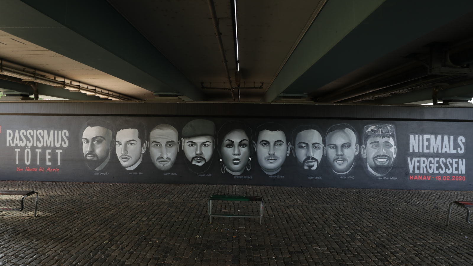 "Künstlerkollektiv ohne Nahmen" (isimsiz sanatçı kolektifi) tarafından Frankfurt am Main'daki Friedensbrücke'nin altına yapılan anıt resim, 19 Şubat 2020'de Hanau'da gerçekleşen ırkçı cinayet saldırısının kurbanlarını anıyor. Hafta sonu saygısızlığa uğrayan anıt Pazar günü restore edilecek. Fotoğraf, saygısızlıktan önceki grafitiyi göstermektedir., © Hanau, 19.Februar-Friedensbrücke Frankfurt (Copyright: N.N.)
