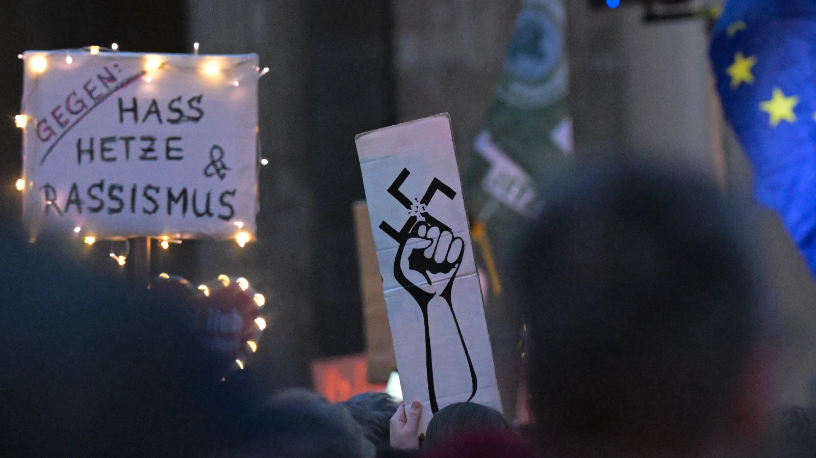 Bremen'de "Laut gegen Rechts" İnisiyatifi 8 Şubat'ta Yeni Bir Gösteri Düzenliyor!, © dpa Bremen'de "Laut gegen Rechts" İnisiyatifi 8 Şubat'ta Yeni Bir Gösteri Düzenliyor!, © dpa