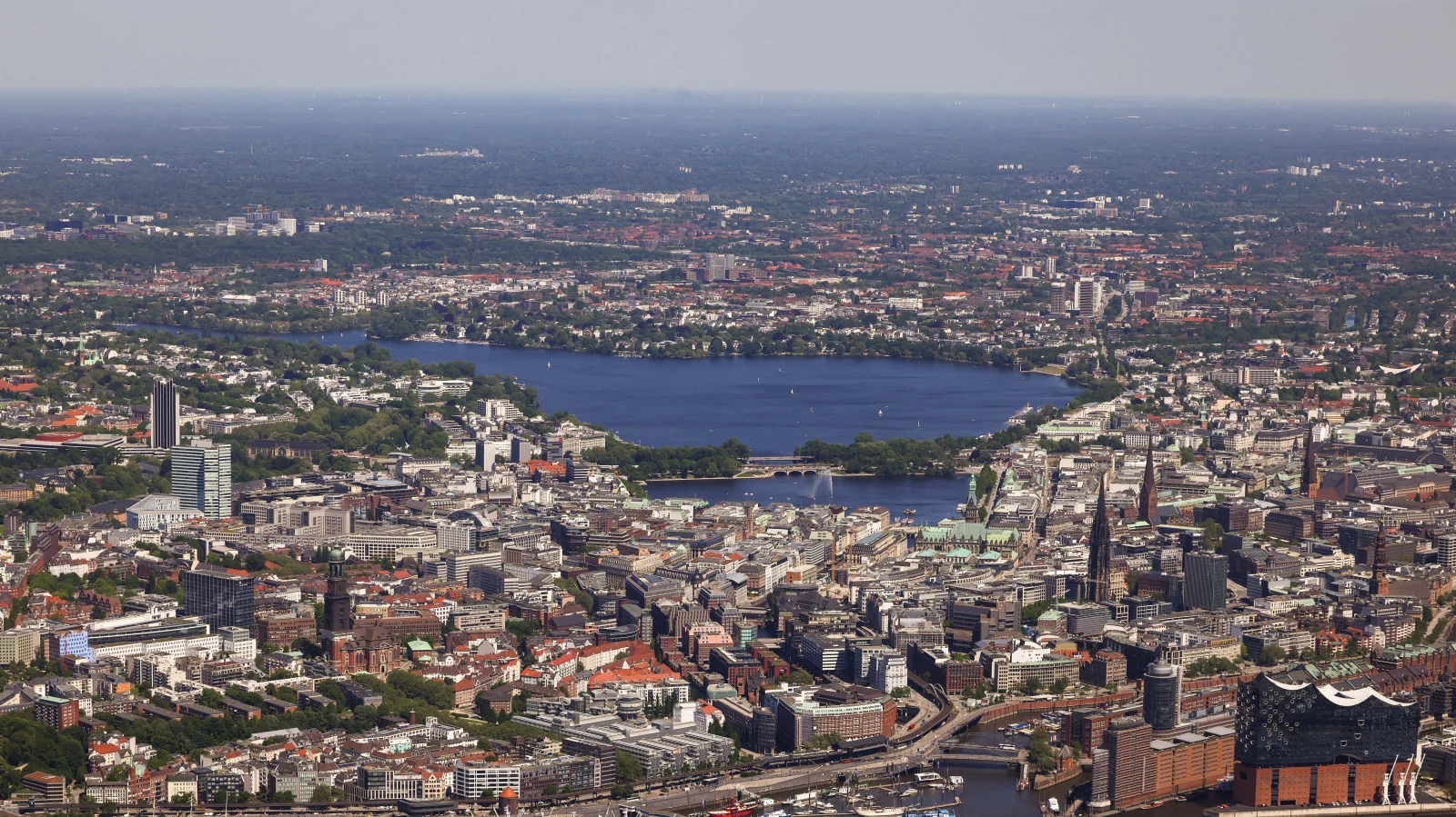Hamburg’da Silvester İçin Havai Fişek Yasağı: Alster ve Belediye Meydanı Kapsamda, © Christian Charisius/dpa Hamburg’da Silvester İçin Havai Fişek Yasağı: Alster ve Belediye Meydanı Kapsamda, © Christian Charisius/dpa