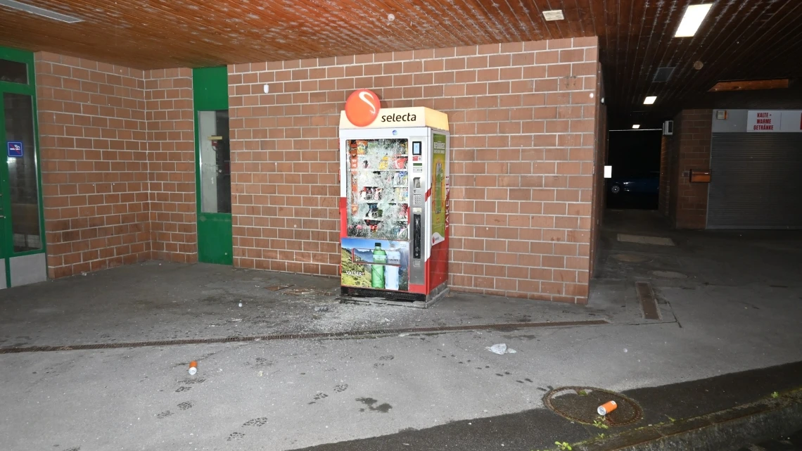 19-Jährige Liechtensteinerin plündert Selecta-Automaten, © Kantonspolizei St. Gallen 19-Jährige Liechtensteinerin plündert Selecta-Automaten, © Kantonspolizei St. Gallen