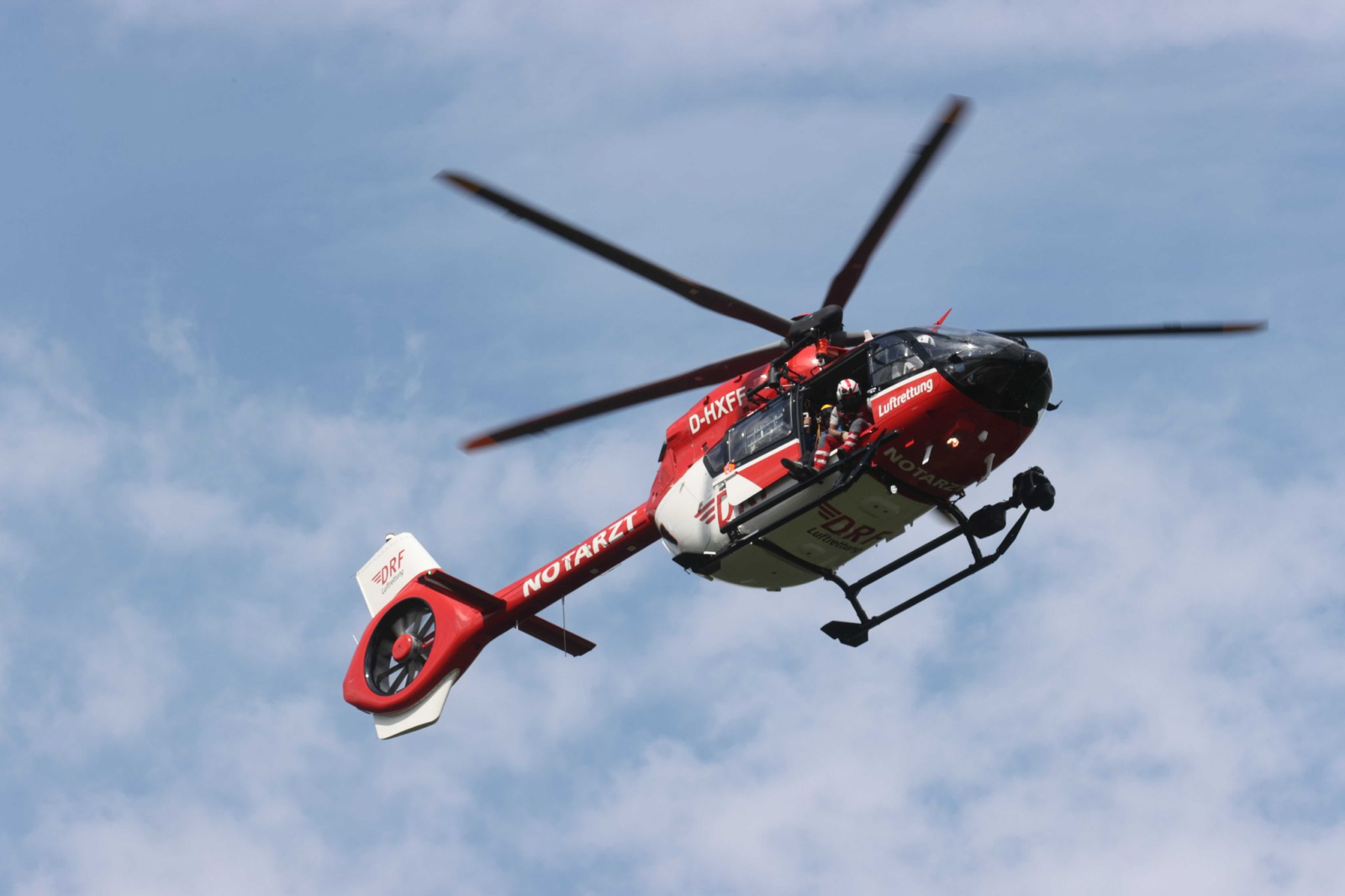 Knapp 3.170 Einsätze für die in Thüringen stationierten DRF-Hubschrauber im vergangenen Jahr (Archivbild) , © Bodo Schackow/dpa