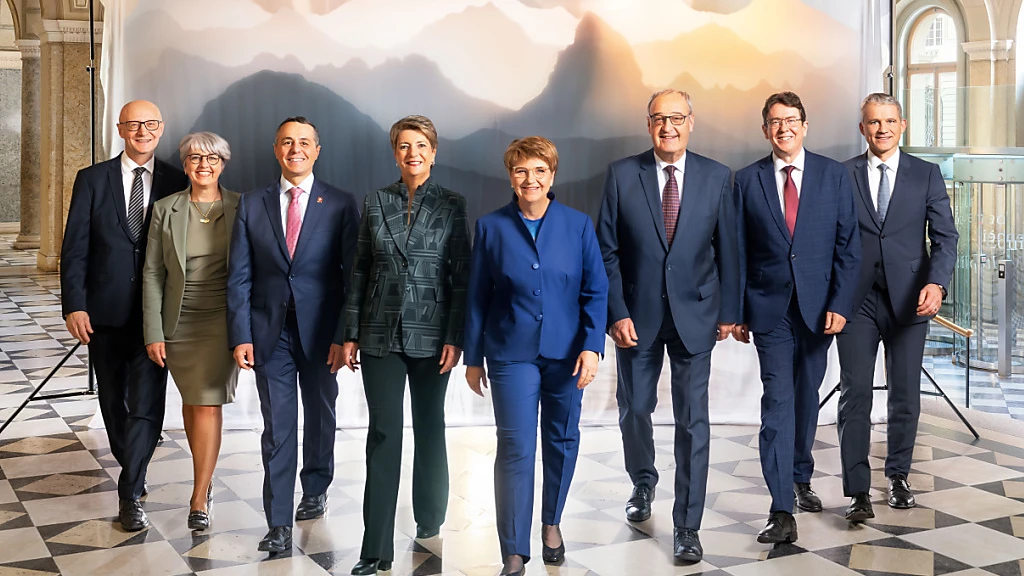 Im Bild von links nach rechts: Der neue Bundeskanzler Viktor Rossi, Elisabeth Baume-Schneider, Ignazio Cassis, Karin Keller-Suter, Viola Amherd, Guy Parmelin, Albert Rösti, Beat Jans., © Offizielles Bundesratsfoto Im Bild von links nach rechts: Der neue Bundeskanzler Viktor Rossi, Elisabeth Baume-Schneider, Ignazio Cassis, Karin Keller-Suter, Viola Amherd, Guy Parmelin, Albert Rösti, Beat Jans., © Offizielles Bundesratsfoto