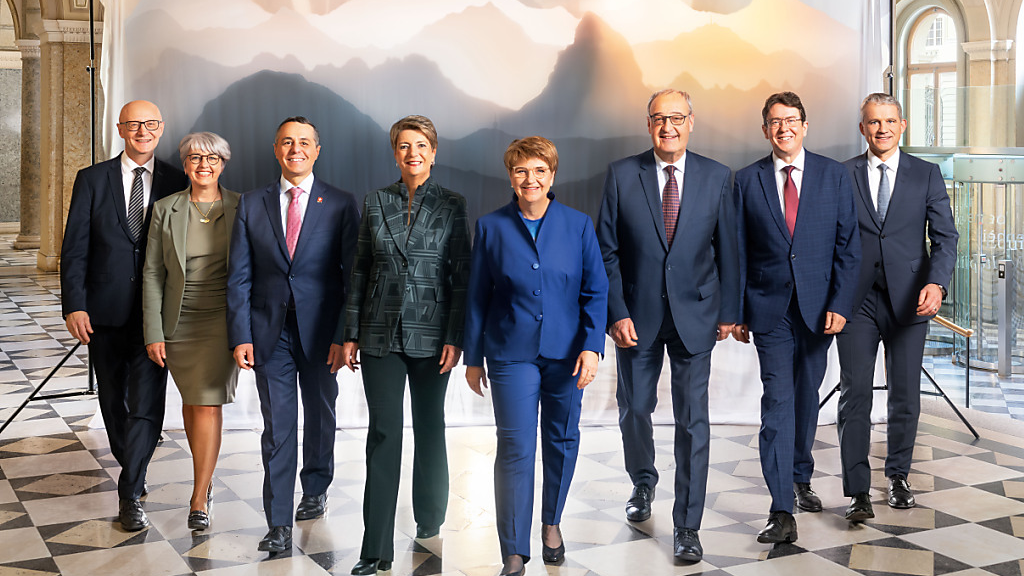 Im Bild von links nach rechts: Der neue Bundeskanzler Viktor Rossi, Elisabeth Baume-Schneider, Ignazio Cassis, Karin Keller-Suter, Viola Amherd, Guy Parmelin, Albert Rösti, Beat Jans., © Offizielles Bundesratsfoto