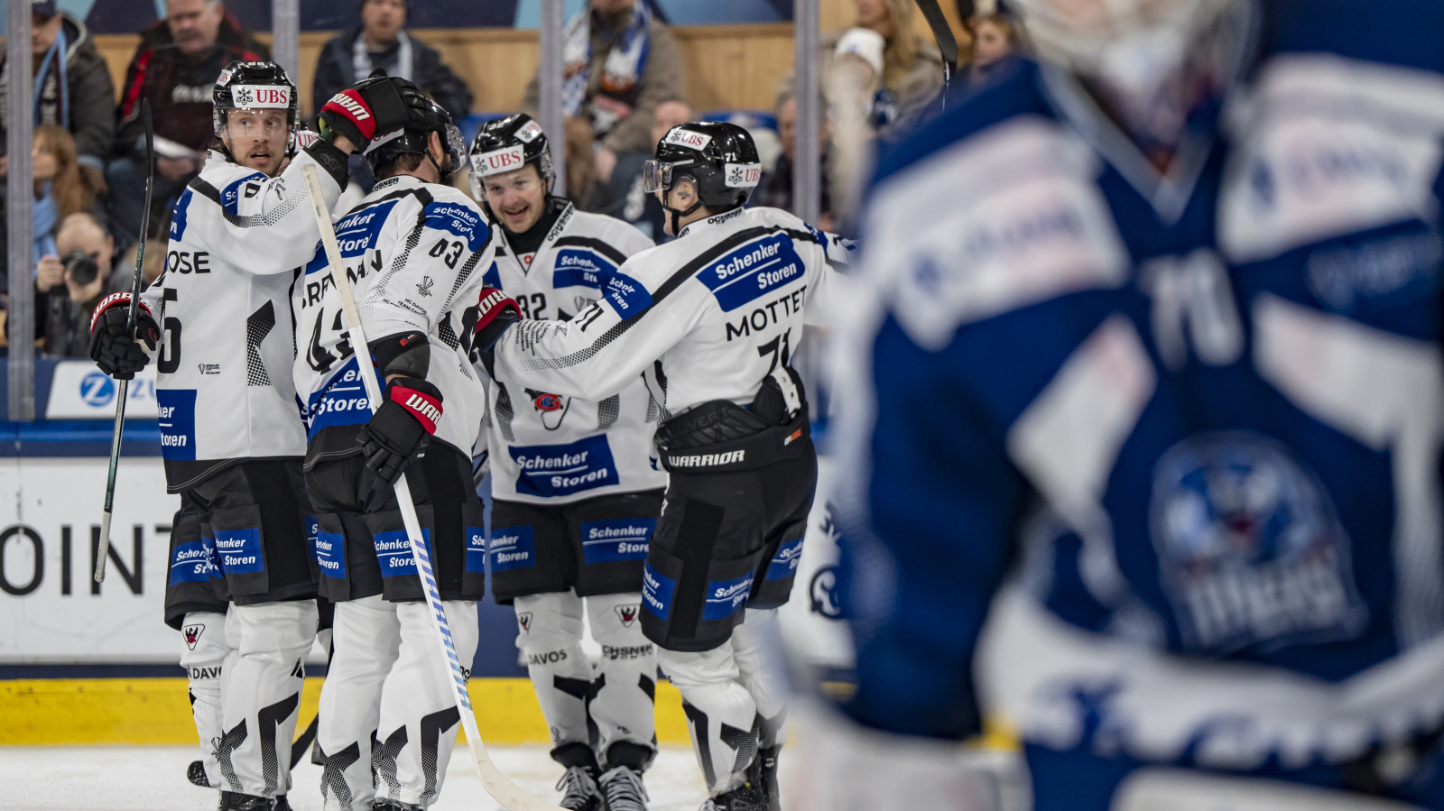 Fribourg-Gottéron gewinnt Spengler-Cup 2024, © Keystone / EPA / Til Buergy