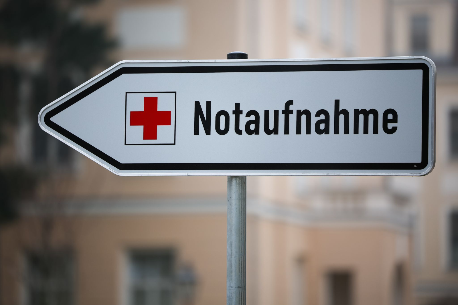 In Jena ist ein Mann mit einer Waffe im Rucksack zur Behandlung in die Notaufnahme eines Krankenhauses gekommen und hat damit einen Polizeieinsatz ausgelöst. (Illustration), © Jan Woitas/dpa